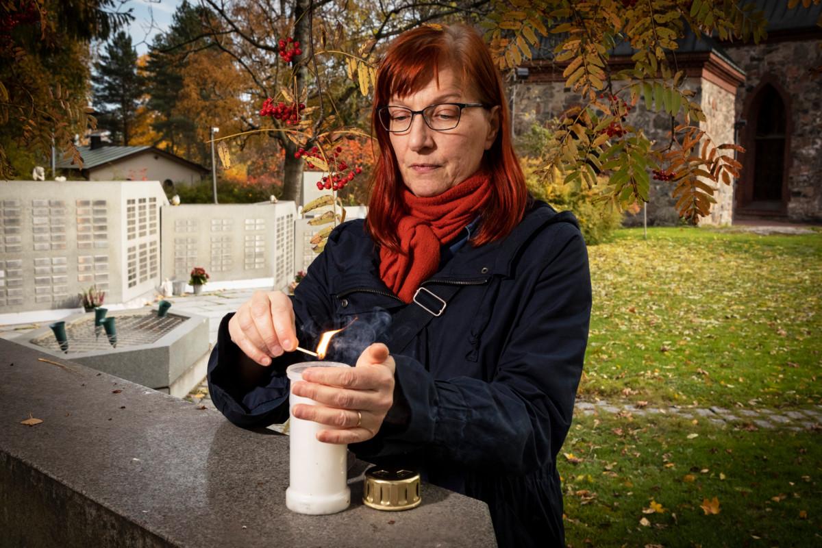 – Jokainen on muistohetken arvoinen, sanoo diakoniatyöntekijä Liisa Juusela Pyhän Laurin kirkon hautausmaalla. Läheisessä kappelissa muistetaan päihteisiin kuolleita.