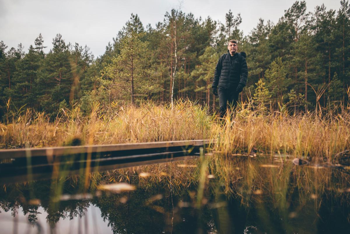 Hans Tuominen nauttii luonnon rauhasta kävellessään Sipoonkorvessa.