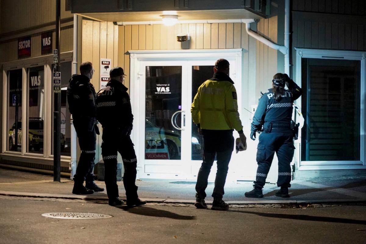 Norjan poliisi tutkii rikospaikkaa, josta jousiasemies ampui uhrejaan. Kuva: Lehtikuva / AFP Terje Pedersen.