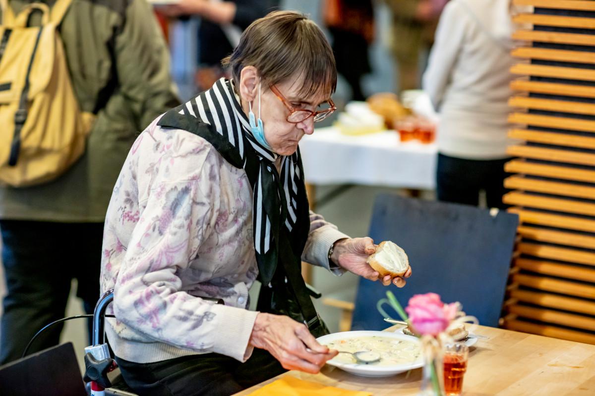 Leena Partanen nautti kalakeittoa ja tapasi tuttuja kirkolla.