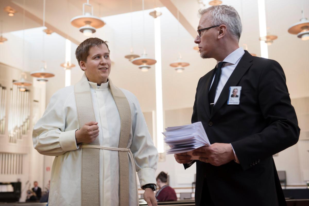 Liturgi Tapio Suontakanen keskusteli vahtimestari Pasi Luodon kanssa Olarin kirkossa ennen messun alkua kesäkuussa 2020.