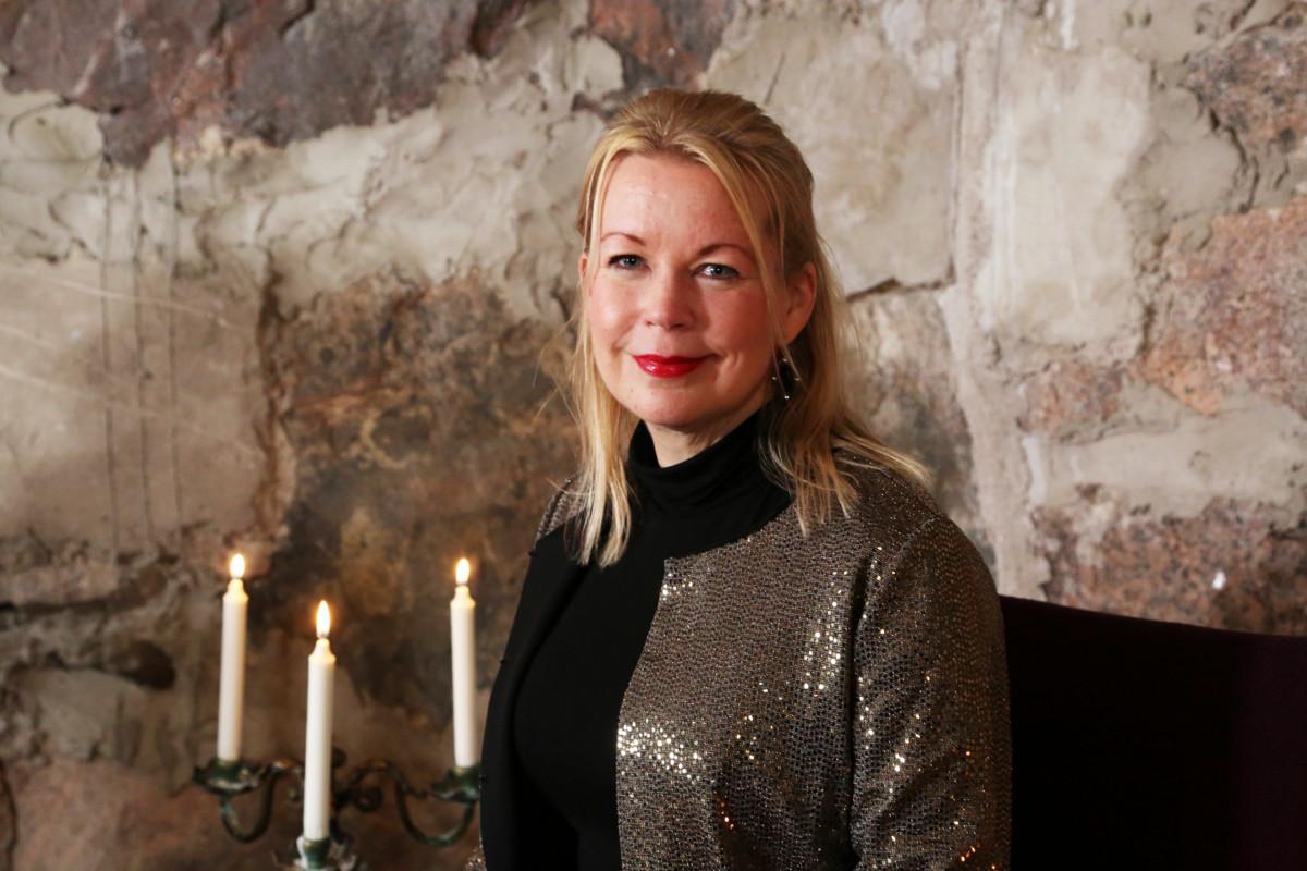Kirjailija Elina Hirvonen haluaisi Suomeen kosketuskirjastoja.