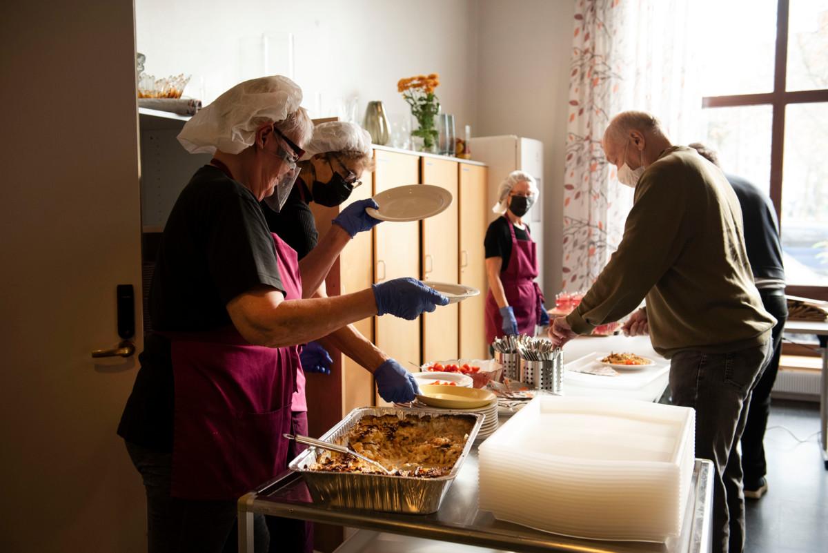 Pääkokki Marja Niskanen sekä vapaaehtoistyöntekijät Sirpa Tarvainen ja Silja Kolehmainen tarjoilivat ruokaa lounastajille.