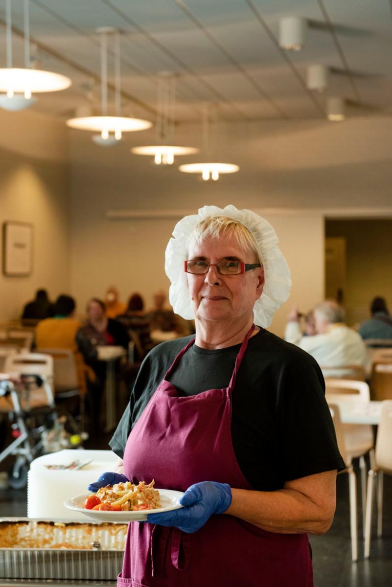Marja Niskanen on työskennellyt kokkina muun muassa Tikkurilan väritehtaalla. Suurten joukkojen ruokkiminen sujuu rutiinilla.