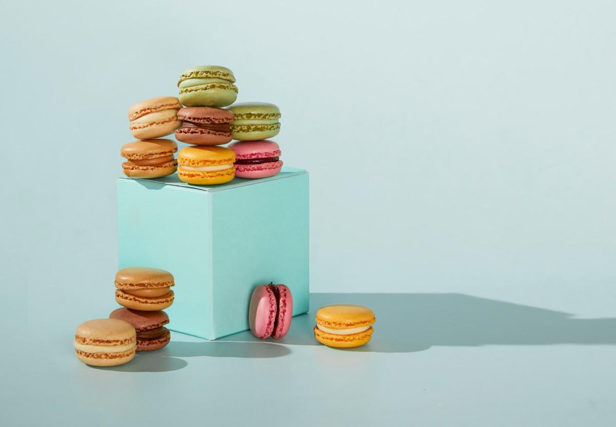 Vaikka macaron-leivonnaiset ovat vanha keksintö, kaksiosaiset macaronit ovat syntyneet vasta 1800-luvulla Pariisissa. Niiden oikea nimi onkin macaron parisien.