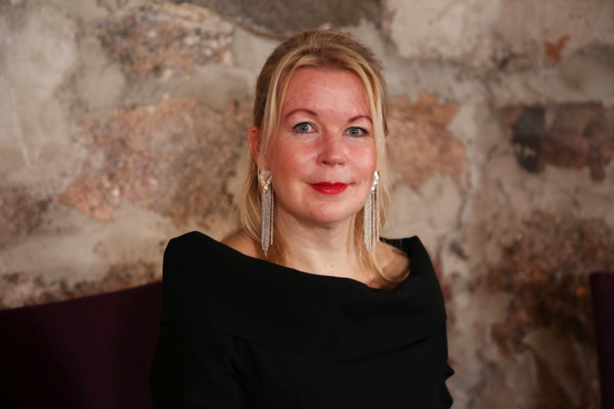 Kirjailija Elina Hirvonen arasteli nuorena englannin puhumista.