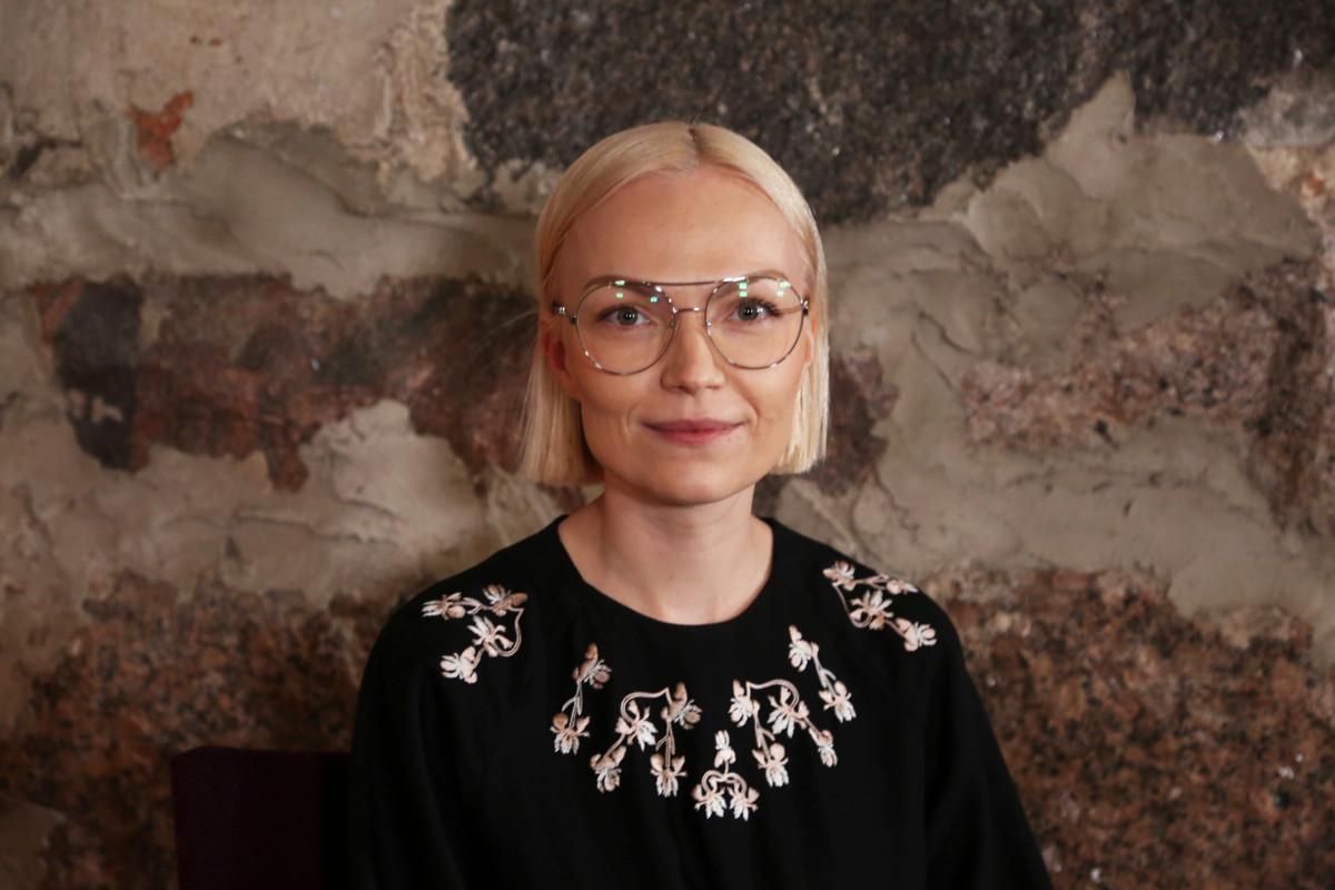 Kaupunginvaltuutettu Minja Koskela kamppailee häpeän kanssa aina kirjoittaessaan.