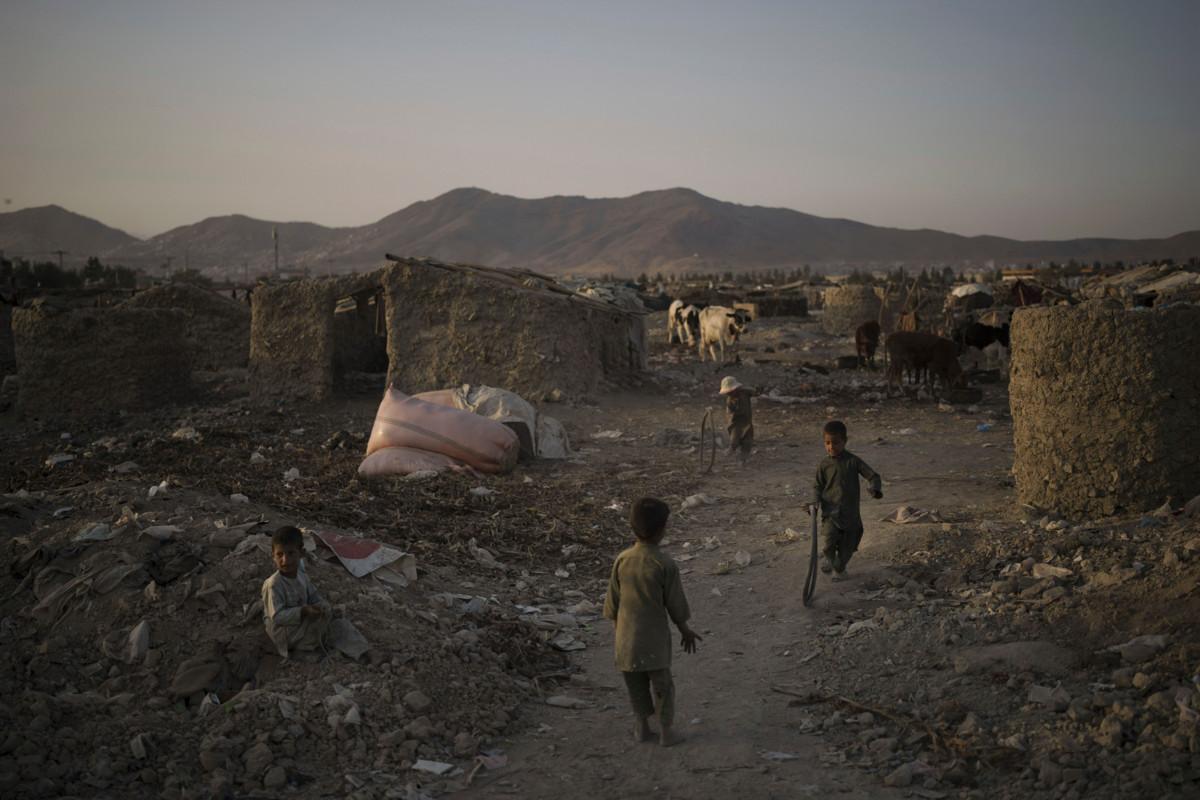 Lapset leikkivät alueella, jossa asuu maan sisäisiä pakolaisia. Kuva syyskuun lopulta Afganistanista.