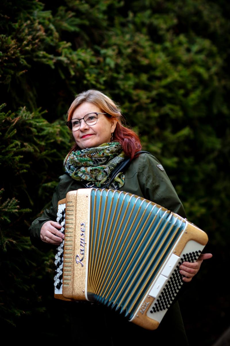 Harmonikkataiteilija on löytänyt soittimensa avulla tavan ilmaista itseään ja tunteitaan.