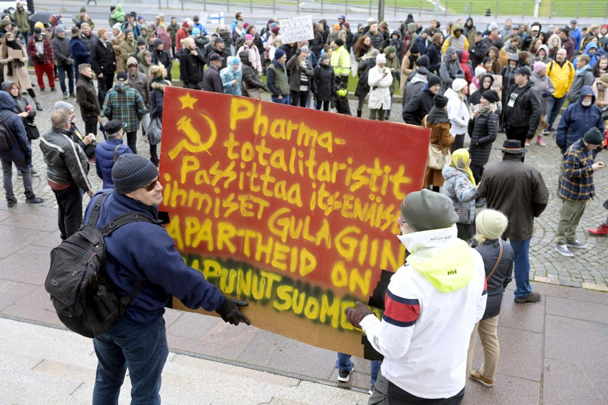 Koronapassia vastustettiin mielenosoituksessa Eduskuntatalon edessä Helsingissä 15. lokakuuta 2021. LEHTIKUVA / VESA MOILANEN
