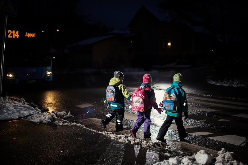 Heijastimet lasten ulkovaatteissa ja repuissa takaavat paremman näkyvyyden liikenteessä.