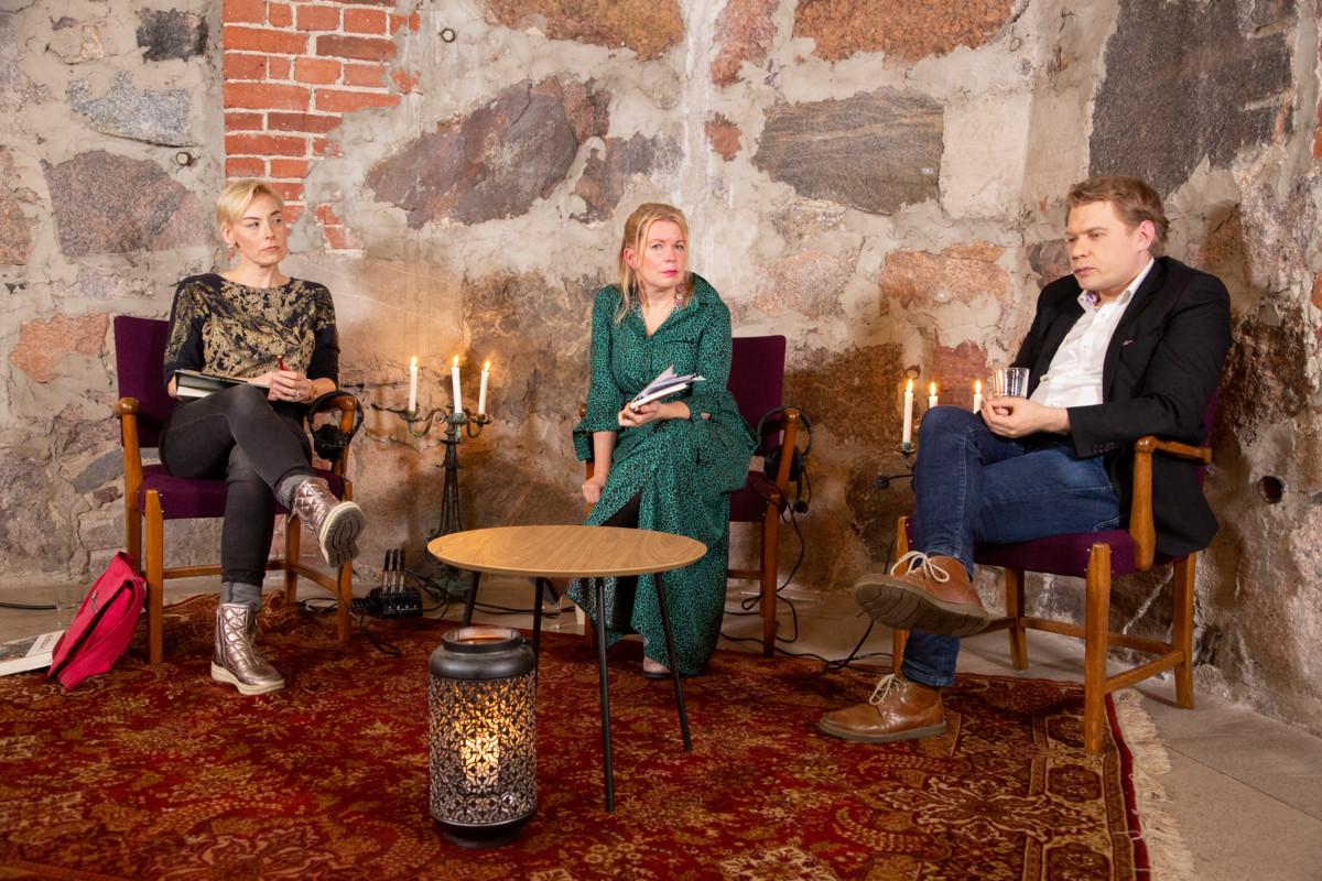 Laura Lindstedt, Elina Hirvonen ja Timo Miettinen pohtivat Tuomiokirkon kryptassa sivistystä.