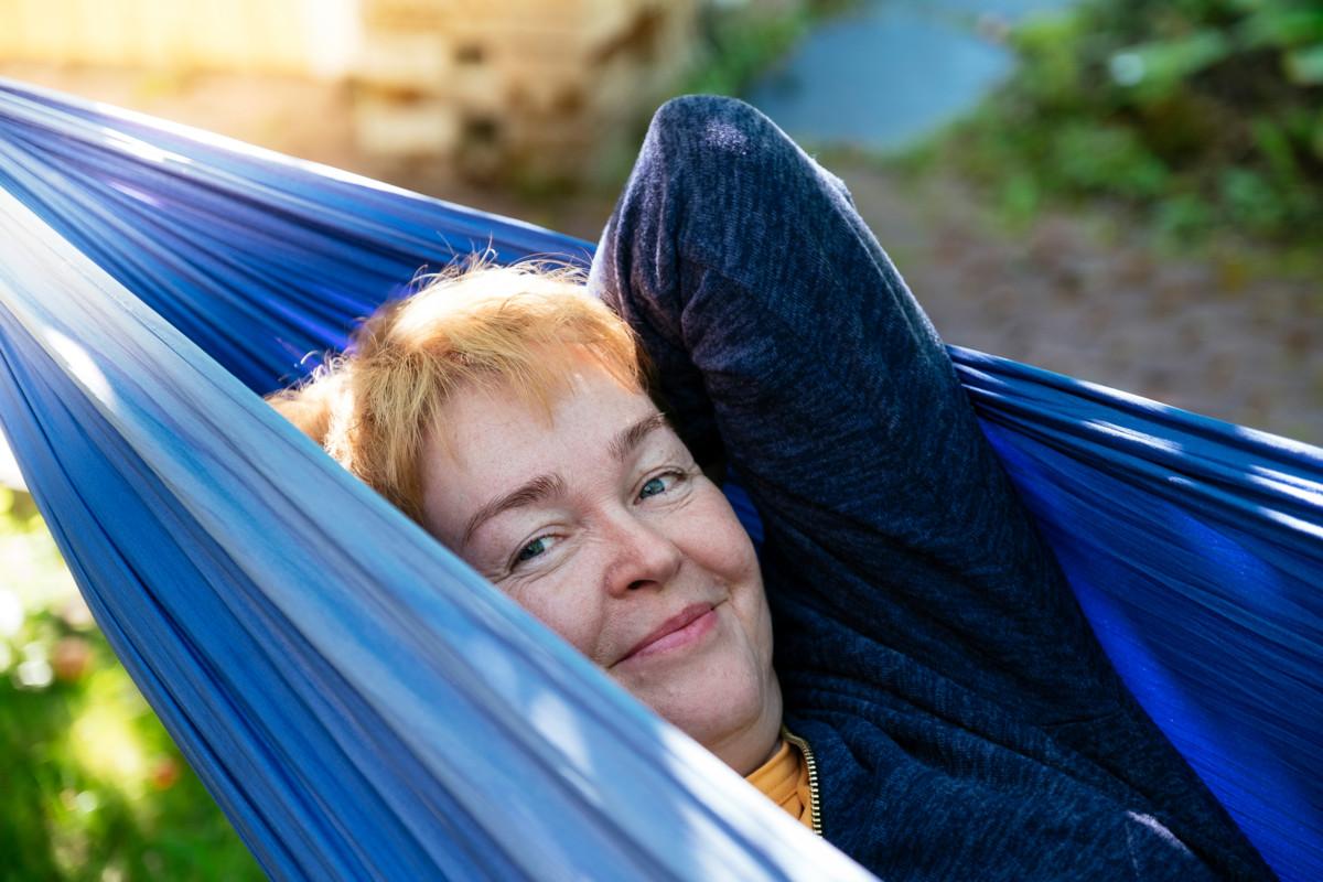 Anni Pesonen on Nurmijärven seurakunnan pappi ja raamatuntutkija. Hänen mukaansa rukous ruokkii sitä, että ihminen näkee kaiken ihmeen ja kauneuden, joka elämässä on.