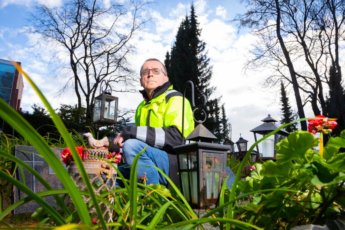 Espoon hautaustoimen työnjohtaja Asko Leinonen toivoo, että ihmiset hakisivat palaneet kynttilät haudoilta pian pyhien jälkeen.