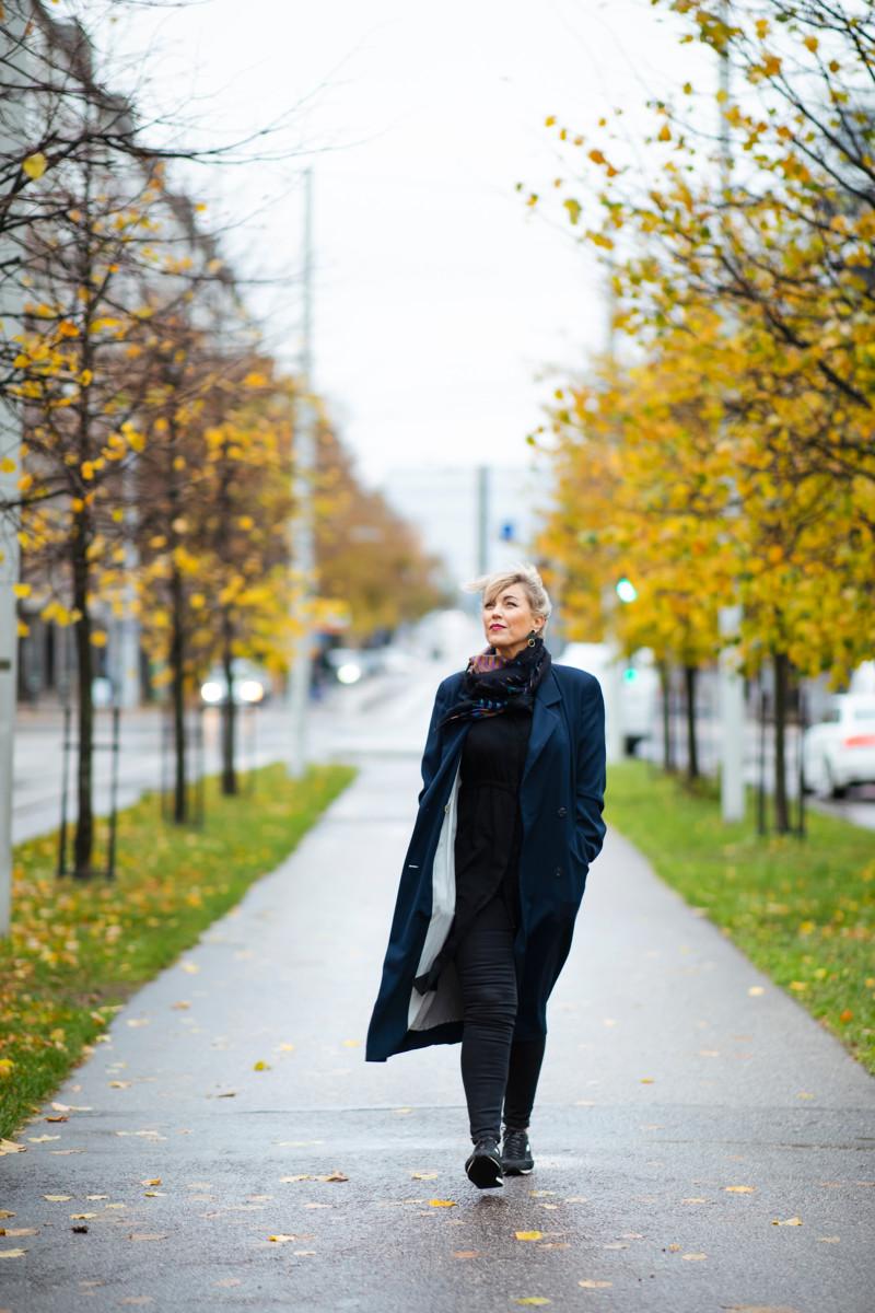 Laura Hakasen ensimmäinen Helsingin koti oli  Alppilassa Aleksis Kiven kadulla. Mutkien jälkeen hän on palannut asumaan samoille kulmille.  