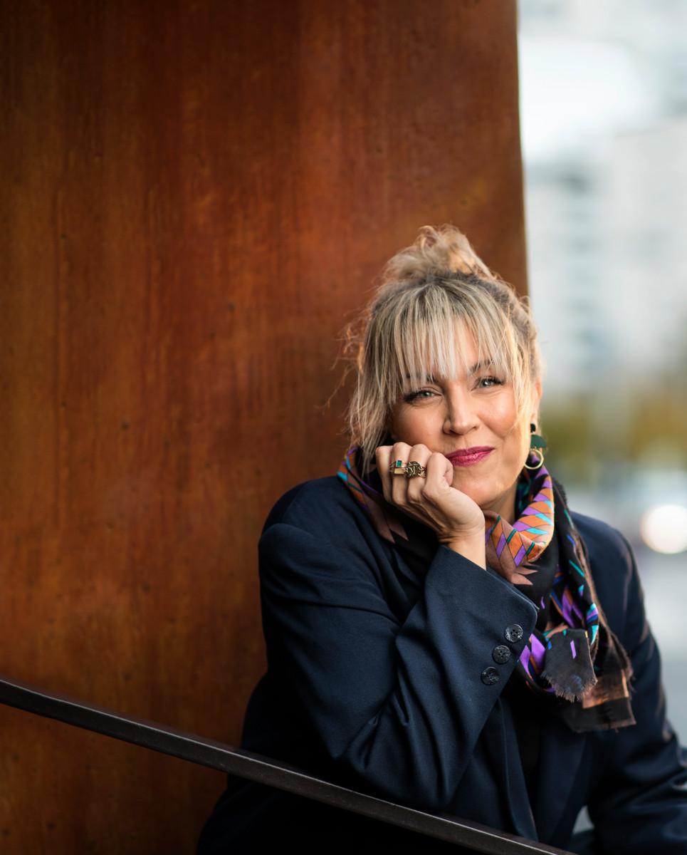Laura Hakanen on asunut yli puolet elämästään Helsingissä, joten hän kokee sen kotikaupungikseen.