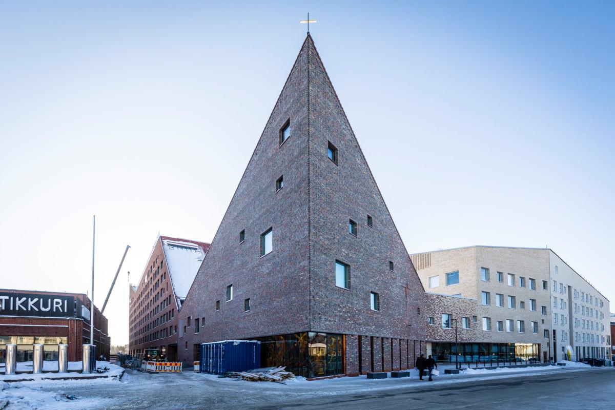 Tikkurilan kirkon suunnitteli arkkitehtitoimisto ­OOPEAA pääsuunnittelijanaan Anssi Lassila. Kirkon rakensi Lujatalo Oy.