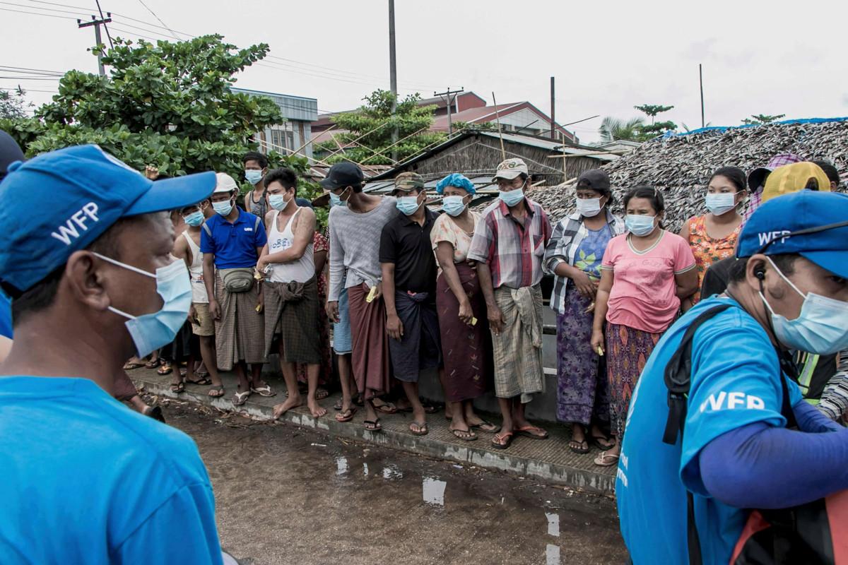 Myanmarilaisten ostovoima on heikentynyt rajusti. Monet ovat joutuneet myymään omaisuutensa ja ottamaan velkaa pärjätäkseen. 