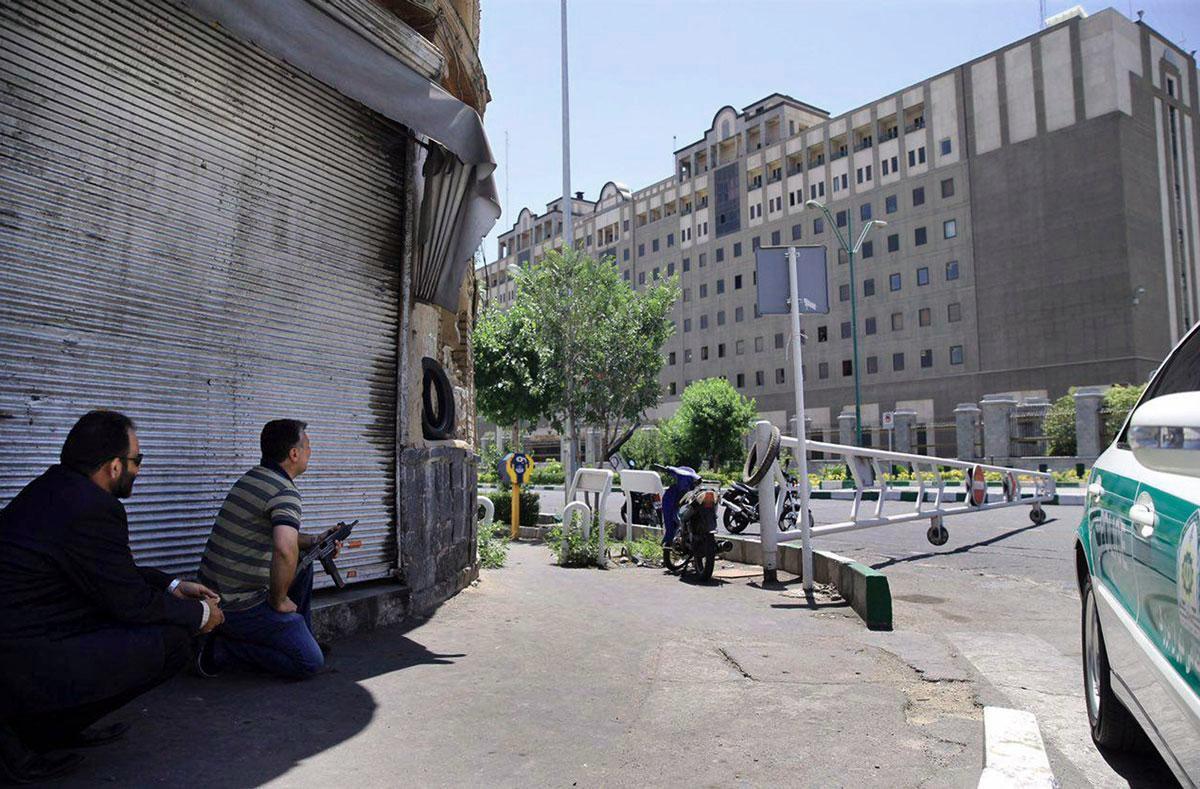 Turvallisuusjoukot seuraavat tilannetta Iranin parlamenttirakennuksessa, jonne tehtiin keskiviikkona terrori-isku.