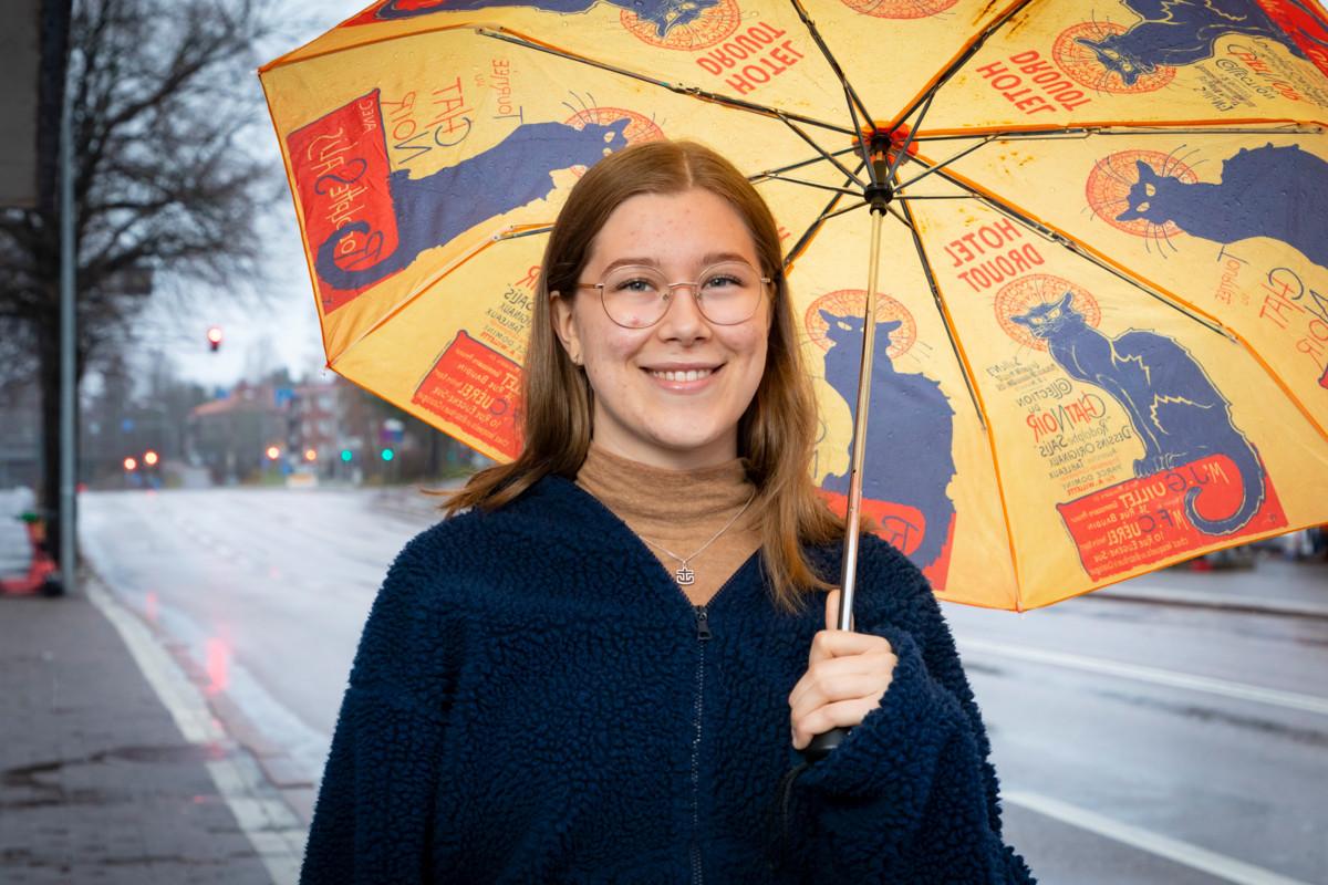Pitäjänmäkeläinen folkloristiikan opiskelija Liina Bäckman, 21,  on mukana Valonpilkahduksia-illoissa. Ne ovat avoimia myös kauempana asuville.