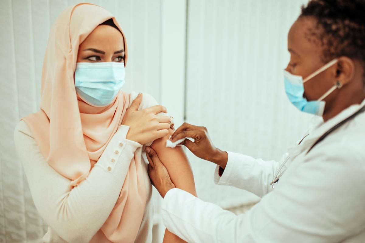 Oppaassa käsitellään muun muassa sitä, miten islamin usko voi vaikuttaa lääkkeisiin ja rokotuksiin suhtautumiseen.