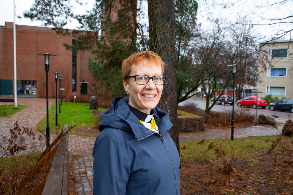 Elina Perttilä on työskennellyt Malmilla vuodesta 2013, joten seurakunta on valmiiksi tuttu. Häntä viehättävät seurakunnan alueen moninaisuus ja rosoisuus.