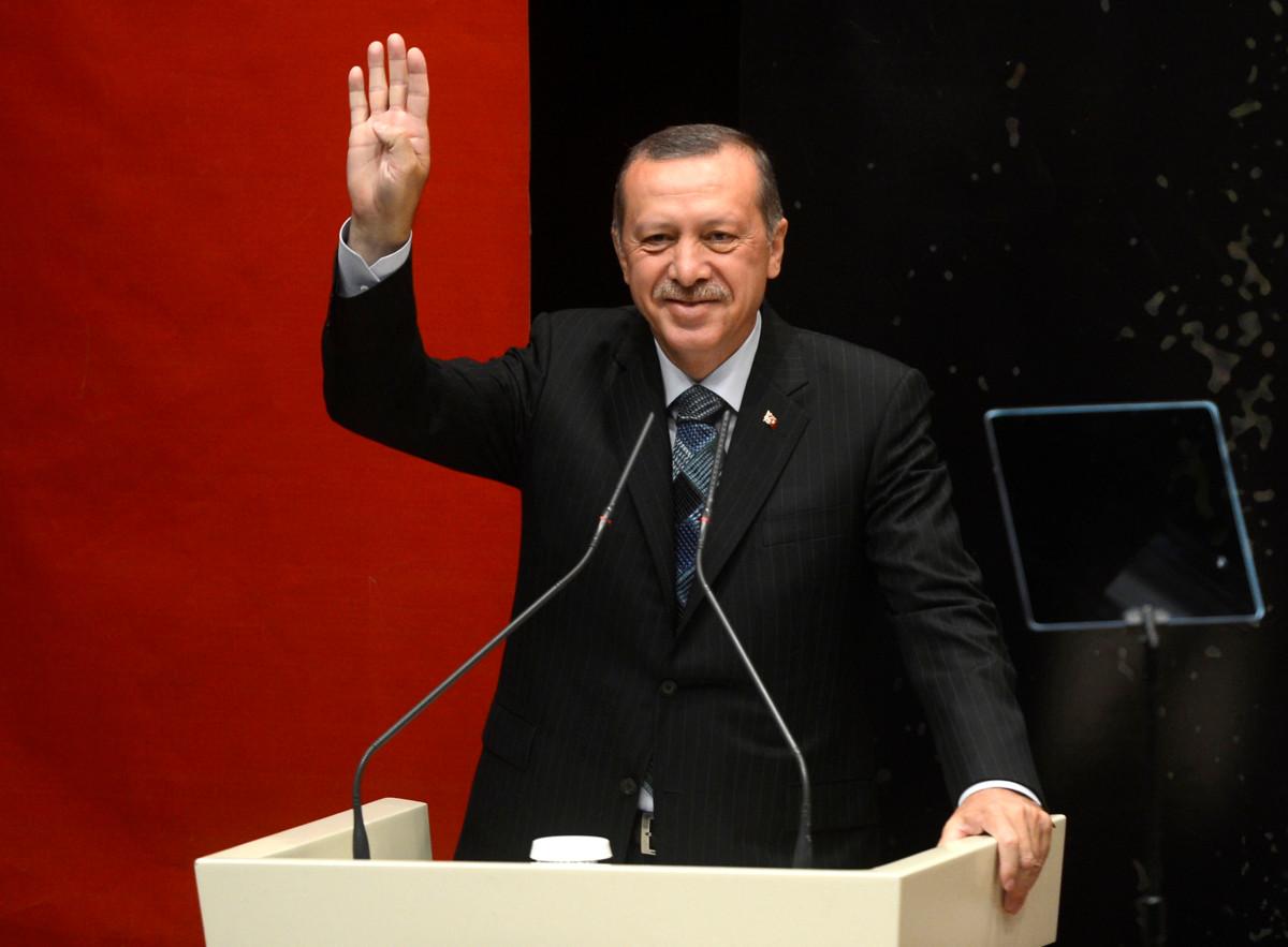 Turkin presidentti Recep Tayyip Erdoğan tekee kämmenellään Muslimiveljeskunnan käsimerkiksi vuonna 2013 muodostuneen niin sanonut Rabia-symbolin. Turkkia pidetään yhtenä Veljeskunnan eurooppalaisen verkoston rahoittajana. Kuva: Wikipedia.