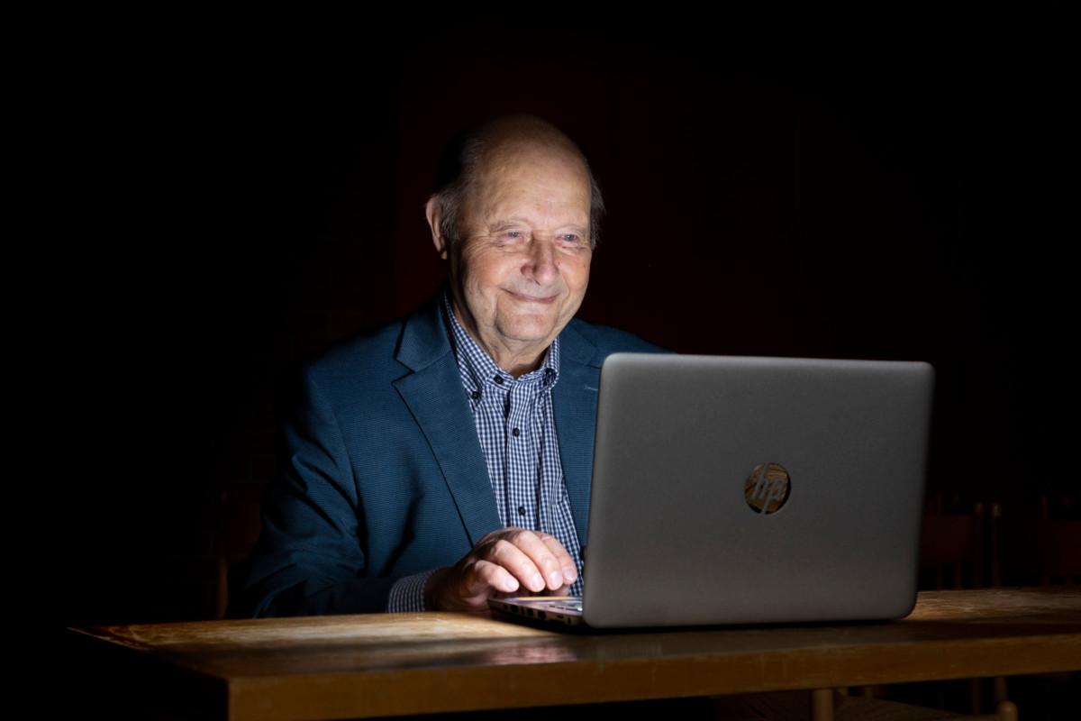 – Maksan laskut ja luen sähköpostia mieluummin tietokoneella kuin puhelimella, koska tietokoneessa on isompi ruutu. Aika monella seniorilla on kyllä älypuhelin, mutta sitä käytetään vain puhumiseen, kertoo 88-vuotias Martti Korhonen.