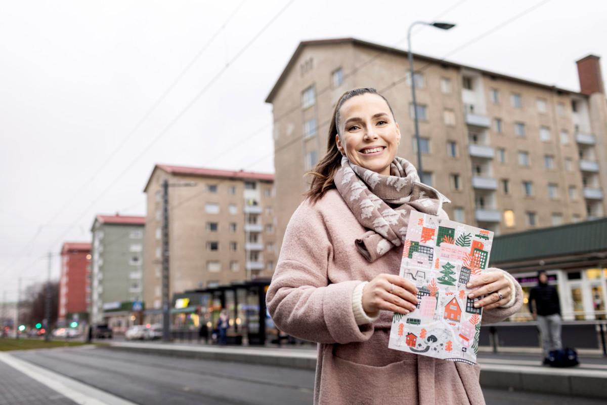 Karoliina Pentikäinen mietti kalenteritekstejä kirjoittaessaan omaa suhdettaan jouluun, mutta halusi kirjoittaa tekstit, jotka puhuttelisivat myös eri elämäntilanteessa olevia.