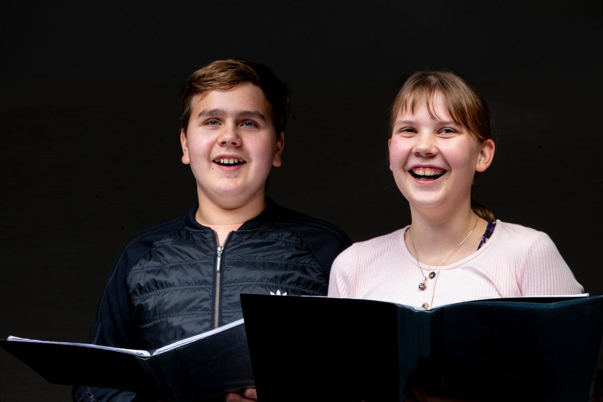 Serkukset Vilho Ahola ja Lotta Vilenius tykkäävät laulaa Aurinkotanssi-kuorossa. Kuoro on tarkoitettu 11−15-vuotiaille laulamisesta innostuneille nuorille. 