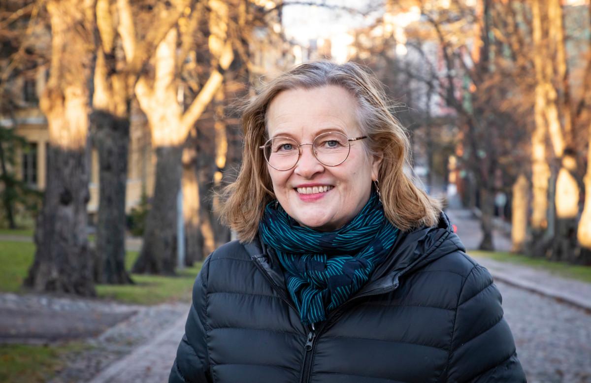 Minna Saarelma-Paukkalan mukaan etunimet kertovat meitä ympäröivästä maailmasta. Maailmassa ei tunneta kulttuuria, jossa ihmisillä ei olisi ollut nimeä.