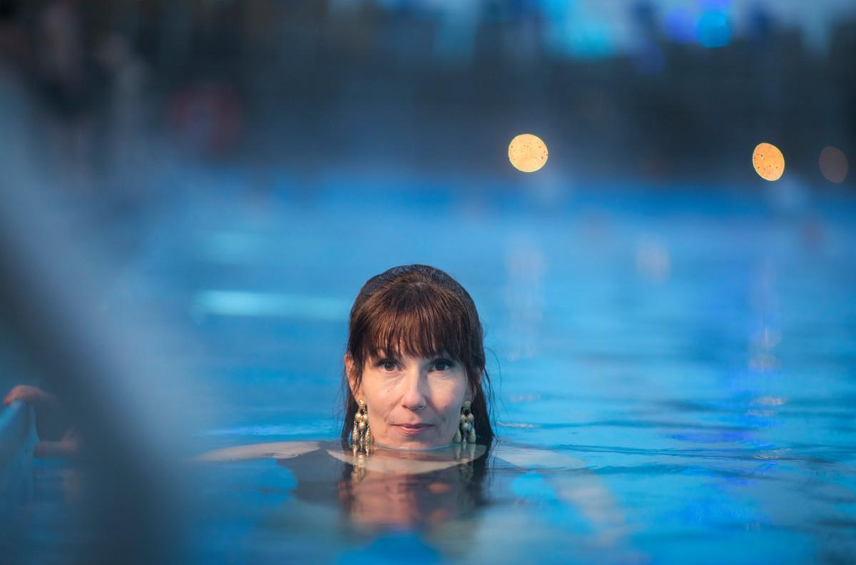 Sanna Vaara karaisee itseään kastautumalla päivittäin kylmässä vedessä. Vaara valokuvattiin Allas Sea Pool -kylpylässä Helsingissä.