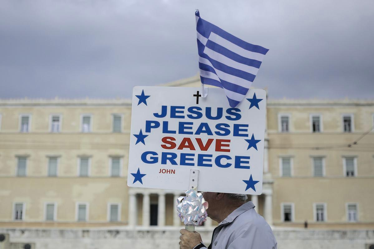 Mies pitelee ”Jeesus pelasta Kreikka” -kylttiä toukokuisessa säästötoimia vastustavassa mielenosoituksessa Kreikan parlamenttitalon edustalla.