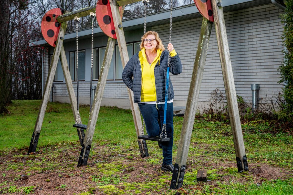 – Tuntuu nastalta mennä viidettä kertaa johonkin lastenkotiin, jossa kysytään innoissaan, että näyttääkö meidän meininki nyt sellaiselta kuin kuuluu. Kun työntekijöillä on hyvä buusti tehdä duunia, myös lapset voivat hyvin, Raija Kalliorinne kertoo Naulakallion lastenkodin pihalla.