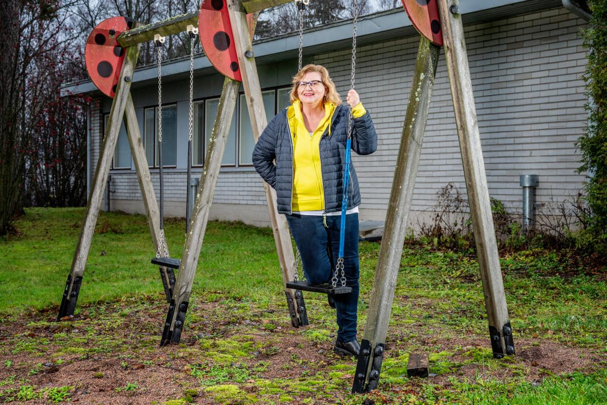 – Tuntuu nastalta mennä viidettä kertaa johonkin lastenkotiin, jossa kysytään innoissaan, että näyttääkö meidän meininki nyt sellaiselta kuin kuuluu. Kun työntekijöillä on hyvä buusti tehdä duunia, myös lapset voivat hyvin, Raija Kalliorinne kertoo Naulakallion lastenkodin pihalla.