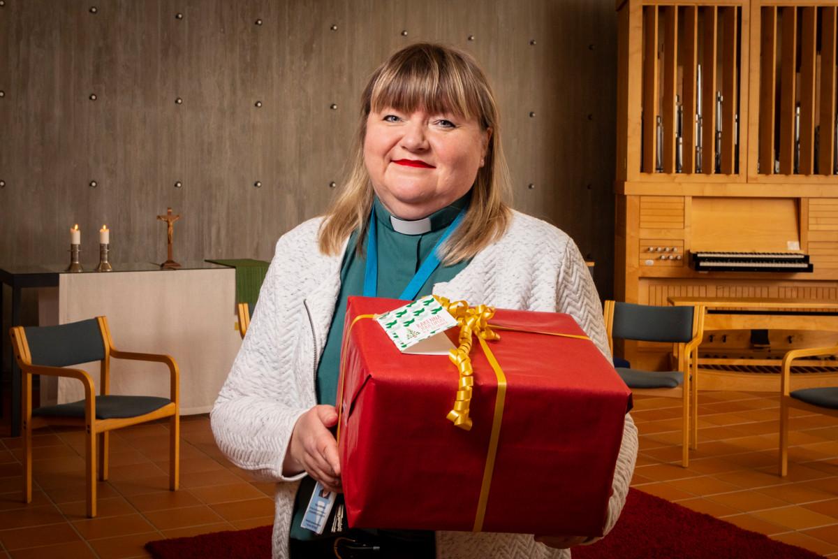 Vuosaaren seurakunnassa annettiin Tuula Mäkisen mukaan viime vuonna noin 40 lahjaa Rakenna joulupuu -keräyksen kautta.