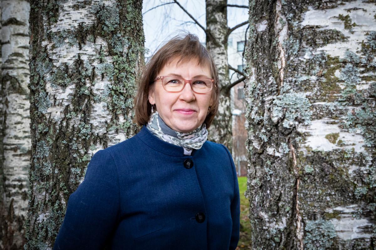 Kehityspäällikkö Kerttuli Boucht muistuttaa, että aiemminkaan Espoon seurakunnat eivät ole hoitaneet metsiään pelkästään talouden arvot mielessä. Kuva: Esko Jämsä.