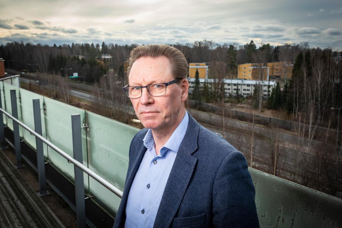 Luottamushenkilö, tekniikan tohtori Kari Larjava muistuttaa, että globaalit ongelmat edellyttävät globaaleja ratkaisuja. Kuva: Esko Jämsä.