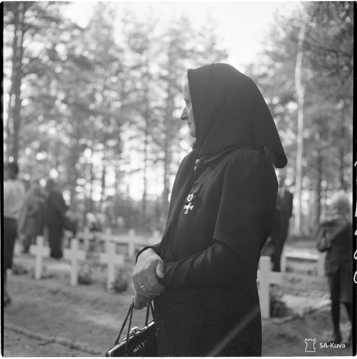 Sankarivainajan äiti Sakkolassa 1942. Yliluonnollisia kokemuksia koettiin myös kaukana taistelupaikoista, usein ne liittyvät jollakin tavalla läheisen kuolemaan.