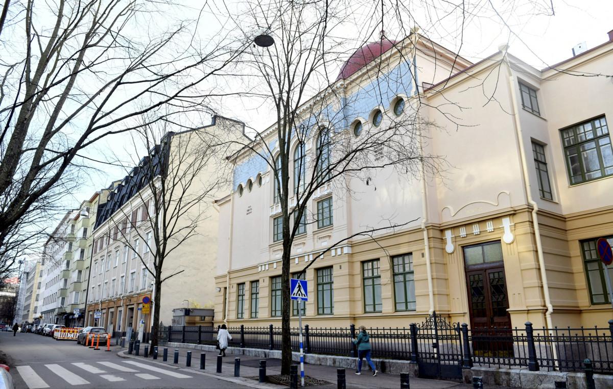 Helsingin juutalaisen seurakunnan synagoga sijaitsee Helsingin ytimessä Malminkadulla.