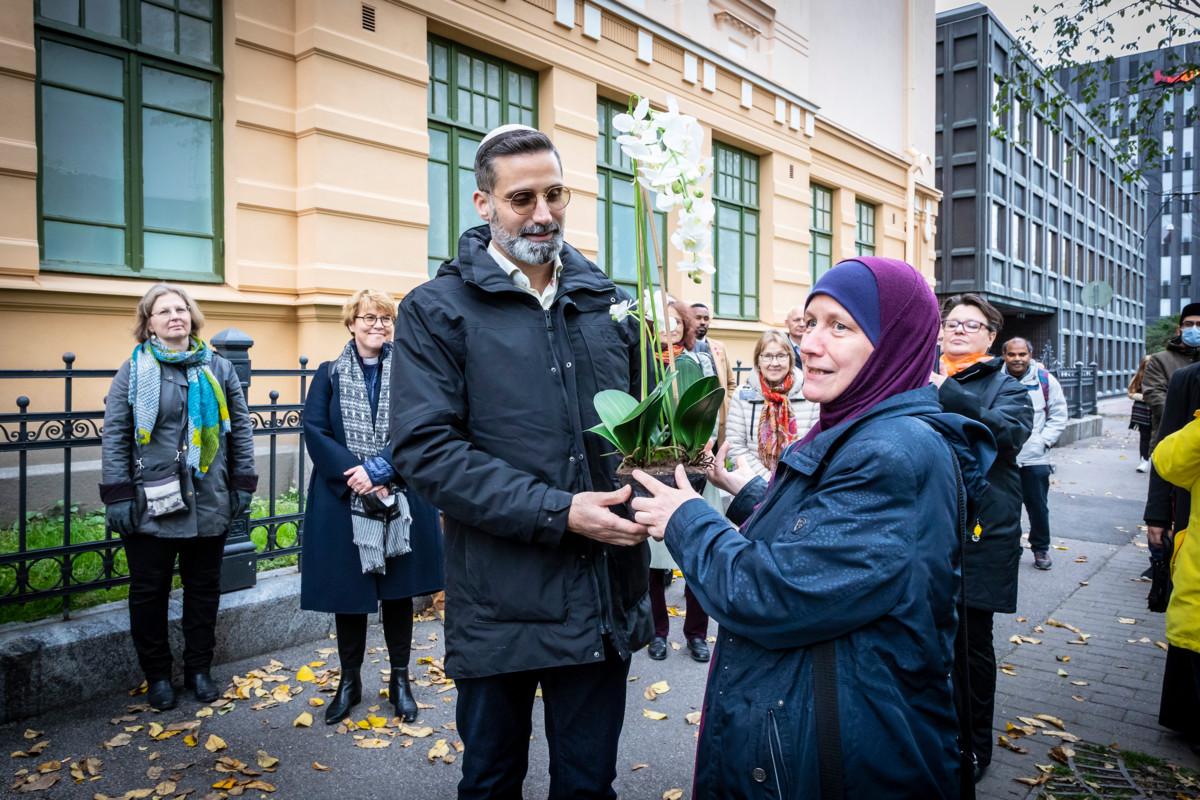 Helsingin juutalaisen seurakunnan puheenjohtaja Yaron Nadbornik vastaanotti USKOT-foorumin puheenjohtaja Pia Jardin antaman kukan uskontojen rauhankävelyllä syyskuussa. Rauhankävelyllä uskonnolliset yhteisöt antavat toisilleen kukan rauhan ja sopuisan yhteiselon merkkinä.