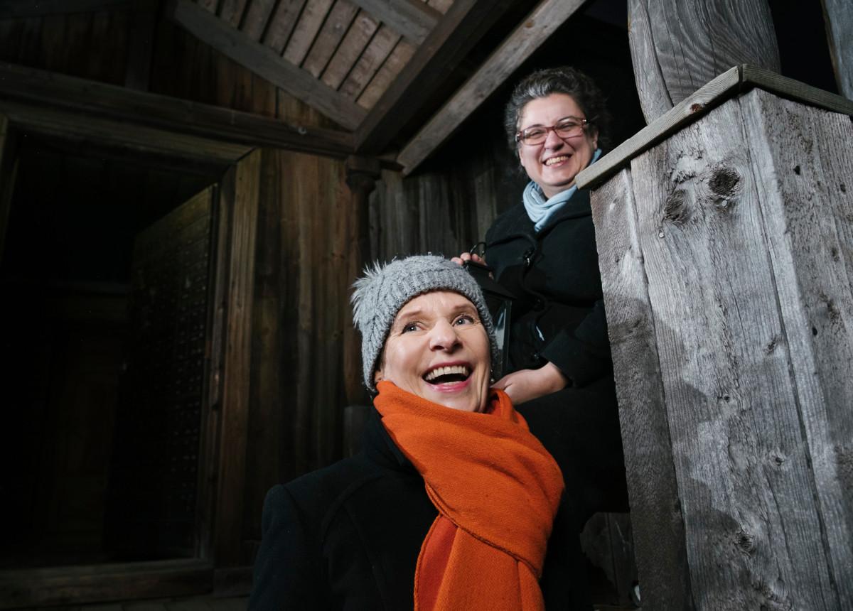 Kanttori Kirsi Lemponen (edessä) ja intendentti Eva Ahl-Waris ovat järjestäneet yhteislaulutilaisuuksia Knusbackan museotilalla myös kesällä. 