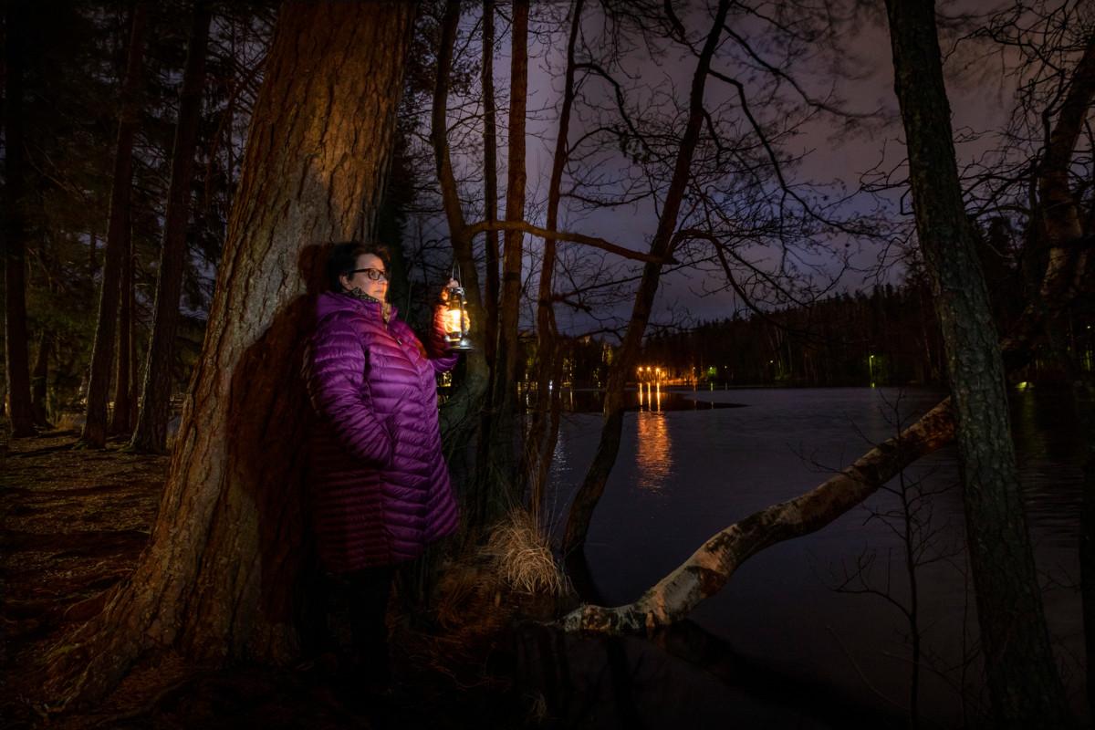 − Kuusijärvi on hurjan tunnelmallinen pimeällä, kun valot heijastuvat hienosti veden pinnalta, Rekolan seurakunnan varhaiskasvatuksen ohjaaja Kirsi Vuorikivi sanoo.  