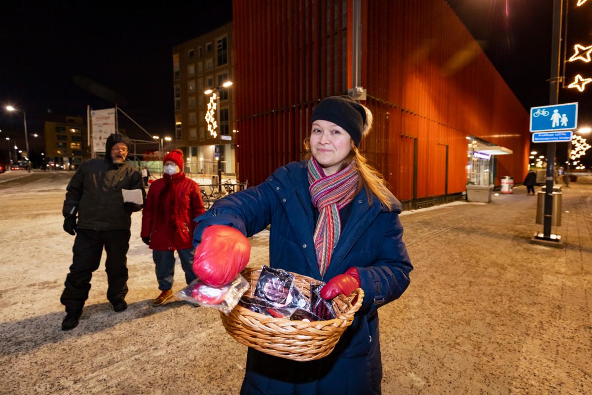 Kivistö-pappi Oili Karinen jakoi heijastimia ja Kivistön kirkon kuorolaiset Timo Hupponen ja Kirsti Laasasenaho lauloivat ihmisille joululauluja.