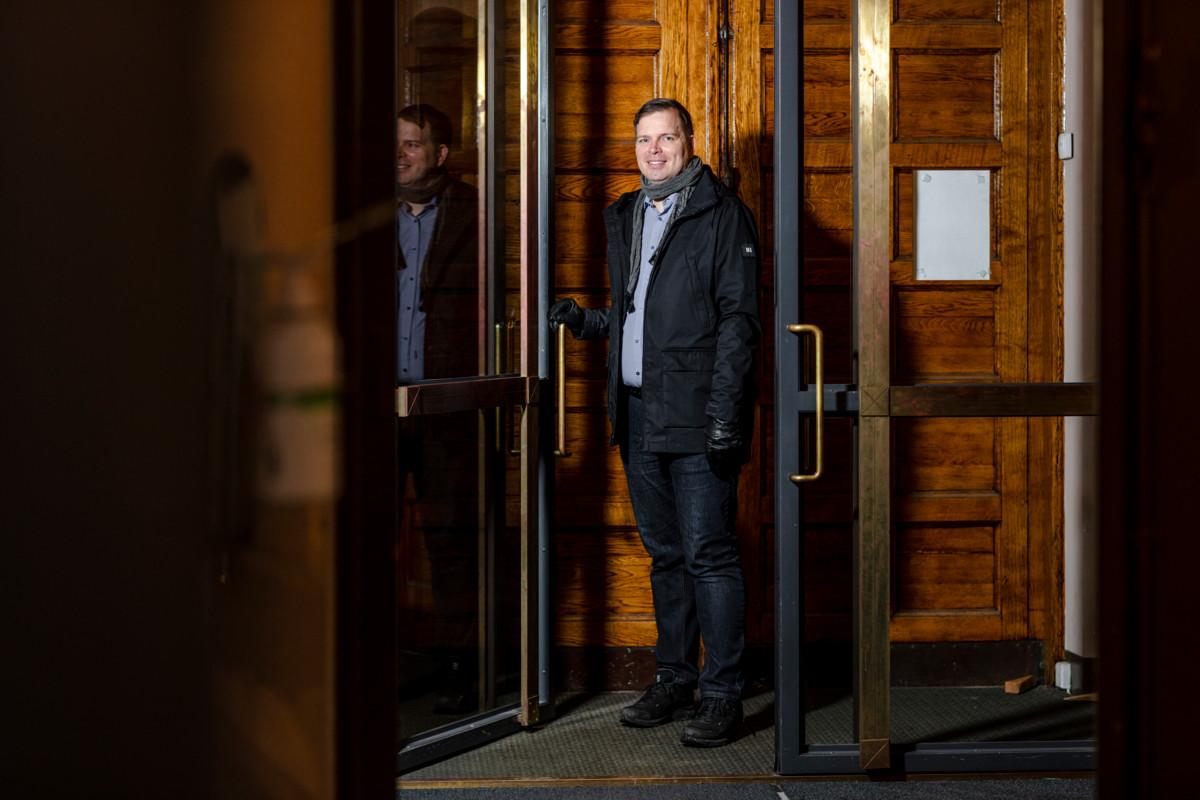Seurakuntaneuvoston jäsen Petteri Äijö tietää, että moni joutuu punnitsemaan mielessään riskejä lähtiessään joulukirkkoon pitkän koronatauon jälkeen.