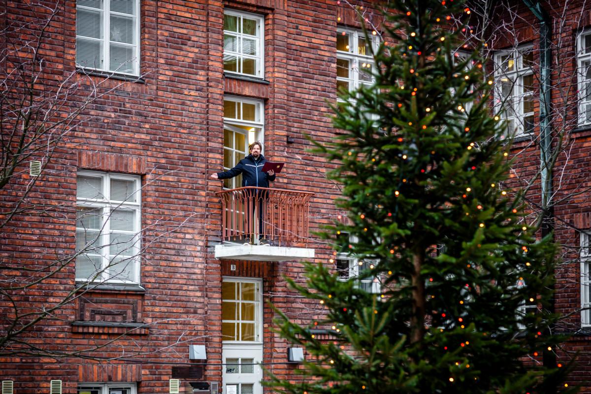 Kirkkoherra Kari Kanala julistaa perinteisesti joulurauhan Paavalinkirkon sisäpihan parvekkeelta.