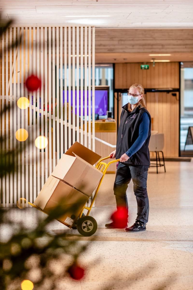 Vahtimestari Hanna Keto vastaa jouluaattona ihmisten ohjaamisesta ja turvavälien pitämisestä.