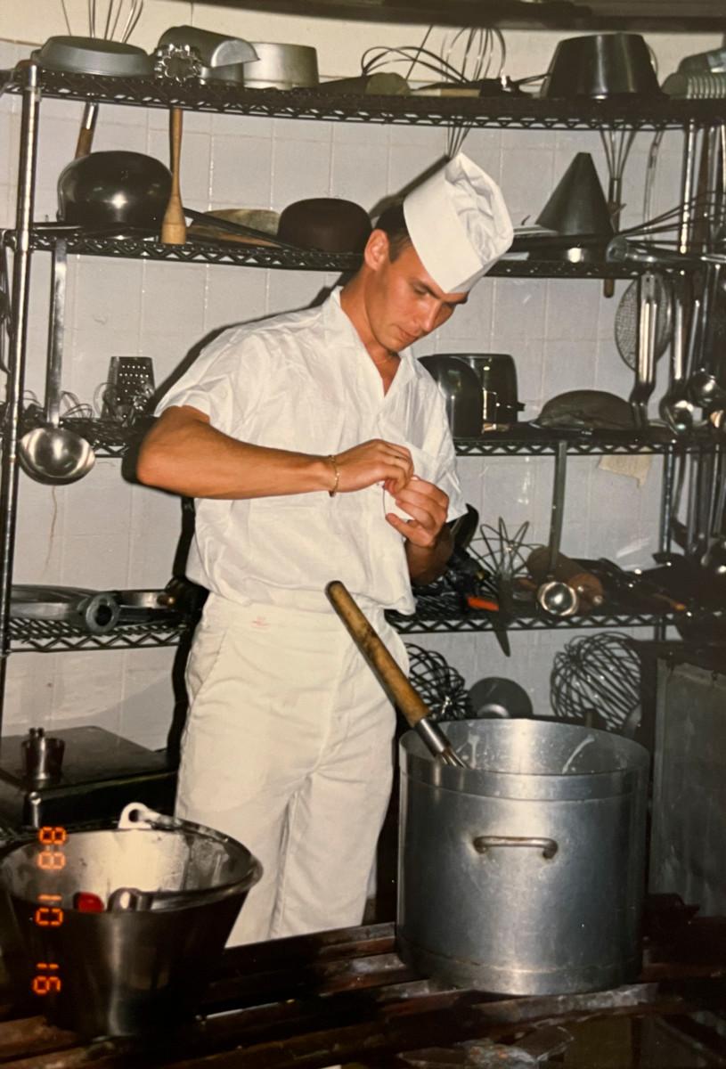 Rauhanturvaaja Petri Välimaa kokkasi esikunnan keittiössä Israelissa vuonna 1988.