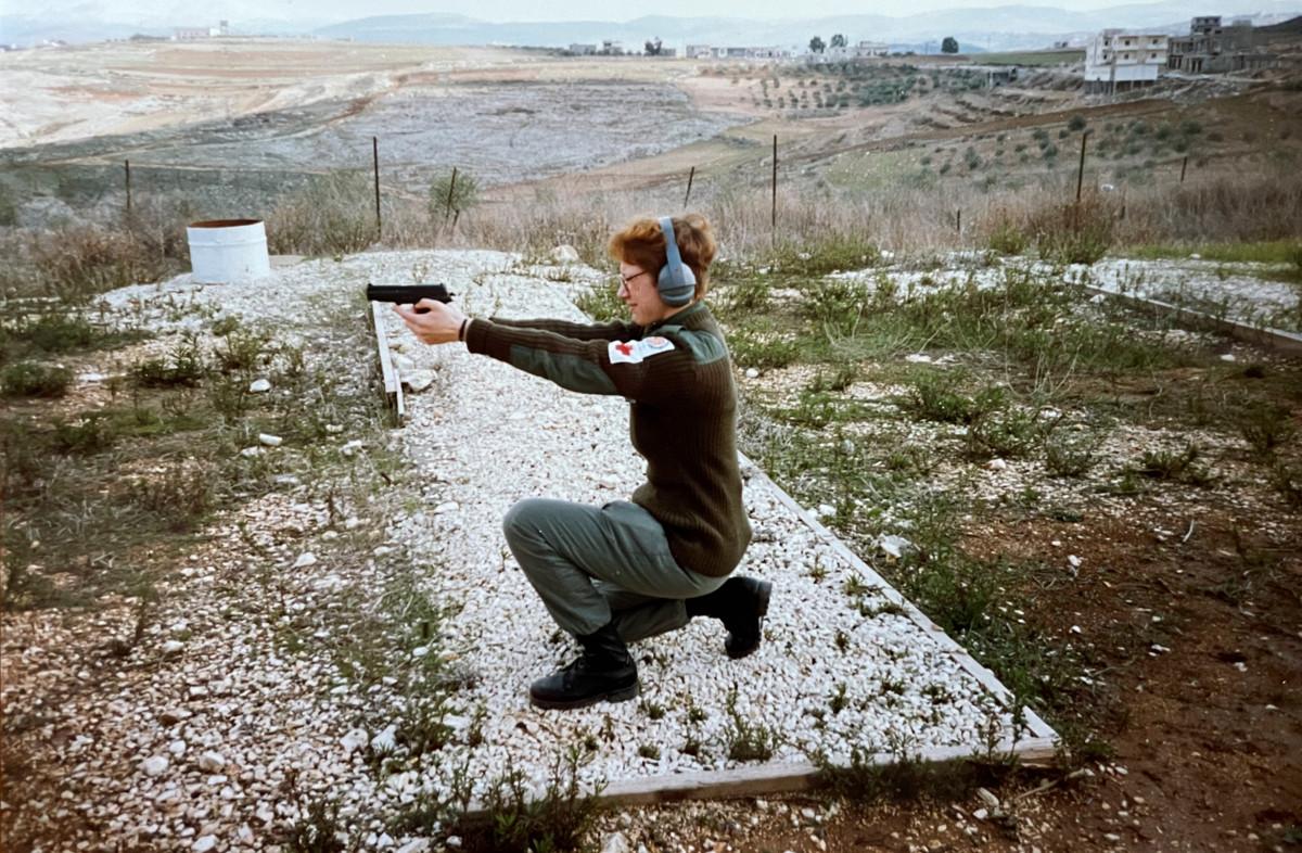 Marja-Leena Pihlajamaa harjoitteli pistooliammuntaa Libanonissa vuonna 1993. Hän kantoi lääkintäjoukoissa pistoolia, koska sairaalassa oli hankala kuljettaa isoa rynnäkkökivääriä.