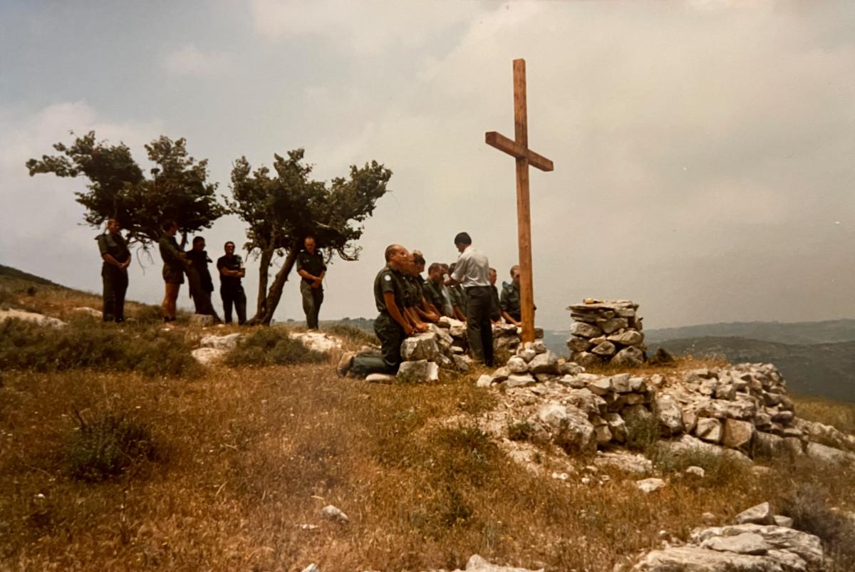 Petri Välimaan arkistokuvassa jaetaan ehtoollista Libanonissa vuonna 1983. Sielunhoito kuuluu sotilaspapin työhön.